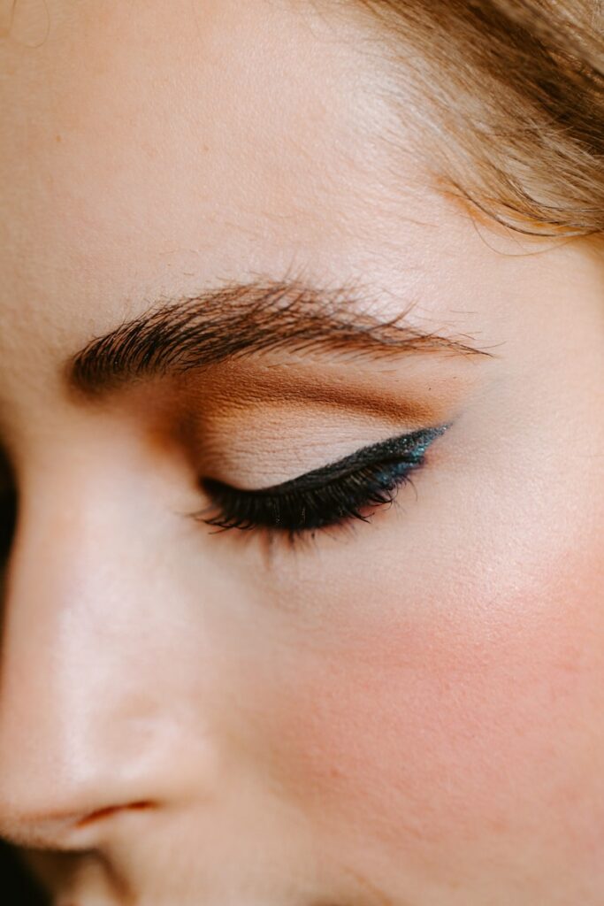 Kocie oko: jak zrobić perfekcyjny eyeliner